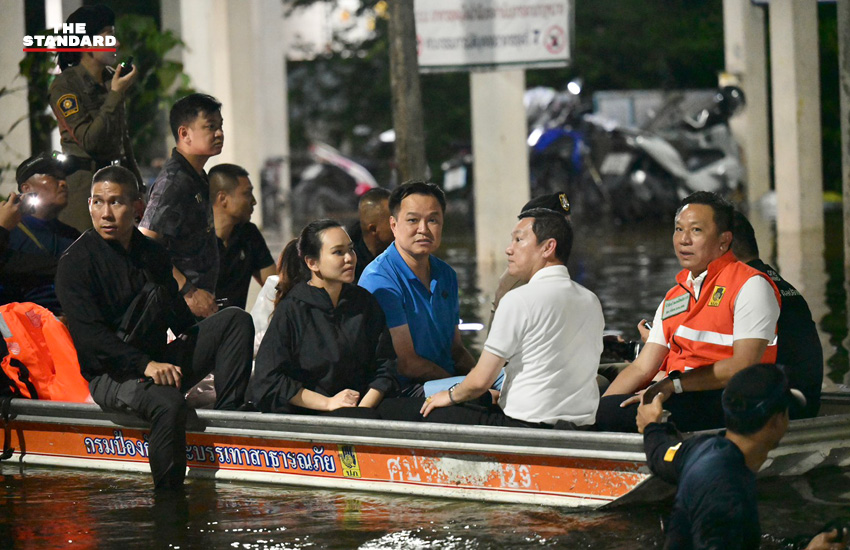 นายกรัฐมนตรีอนุทิน ชาญวีรกูล สวมรองเท้าบูทขึ้นเรือท้องแบนแจกถุงยังชีพและอาหารให้ชาวบ้านแฟลตคลองจั่น 1