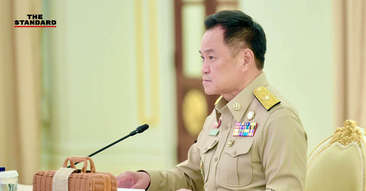 อนุทิน ชาญวีรกูล กำลังกล่าวในที่ประชุมคณะหัวหน้าส่วนราชการ