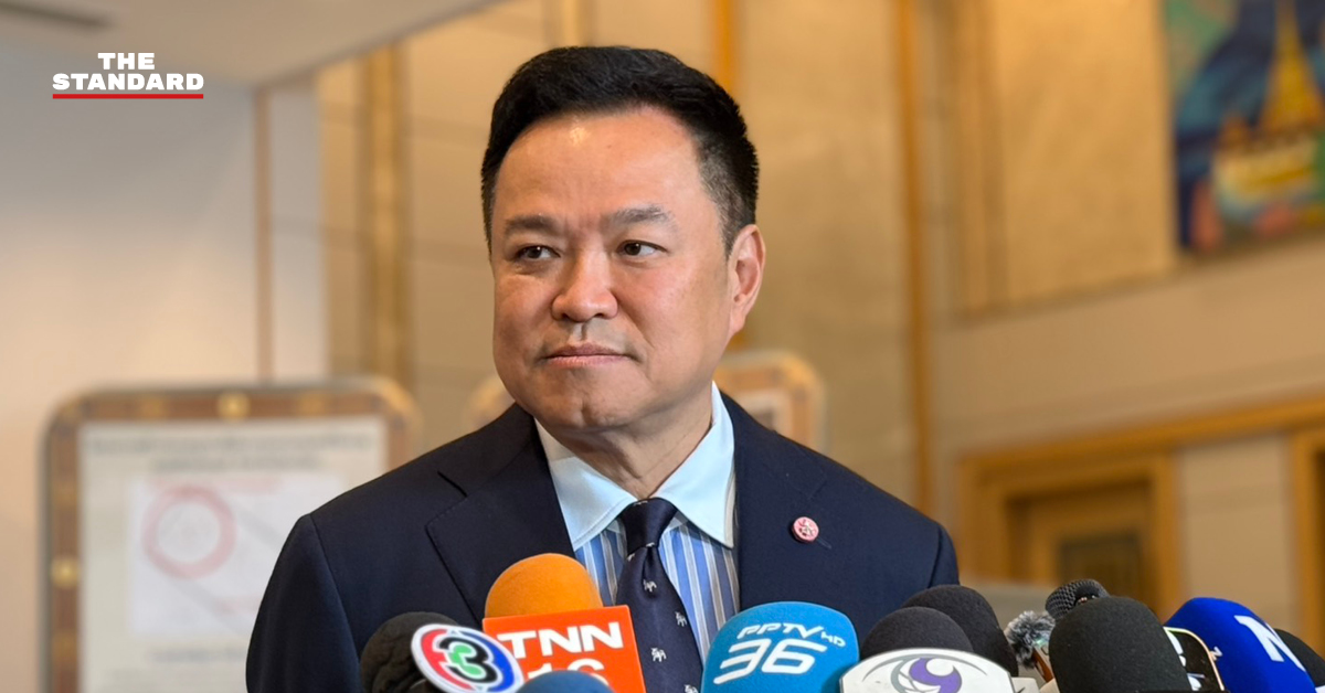 อนุทิน ชาญวีรกูล ให้สัมภาษณ์สื่อมวลชน
