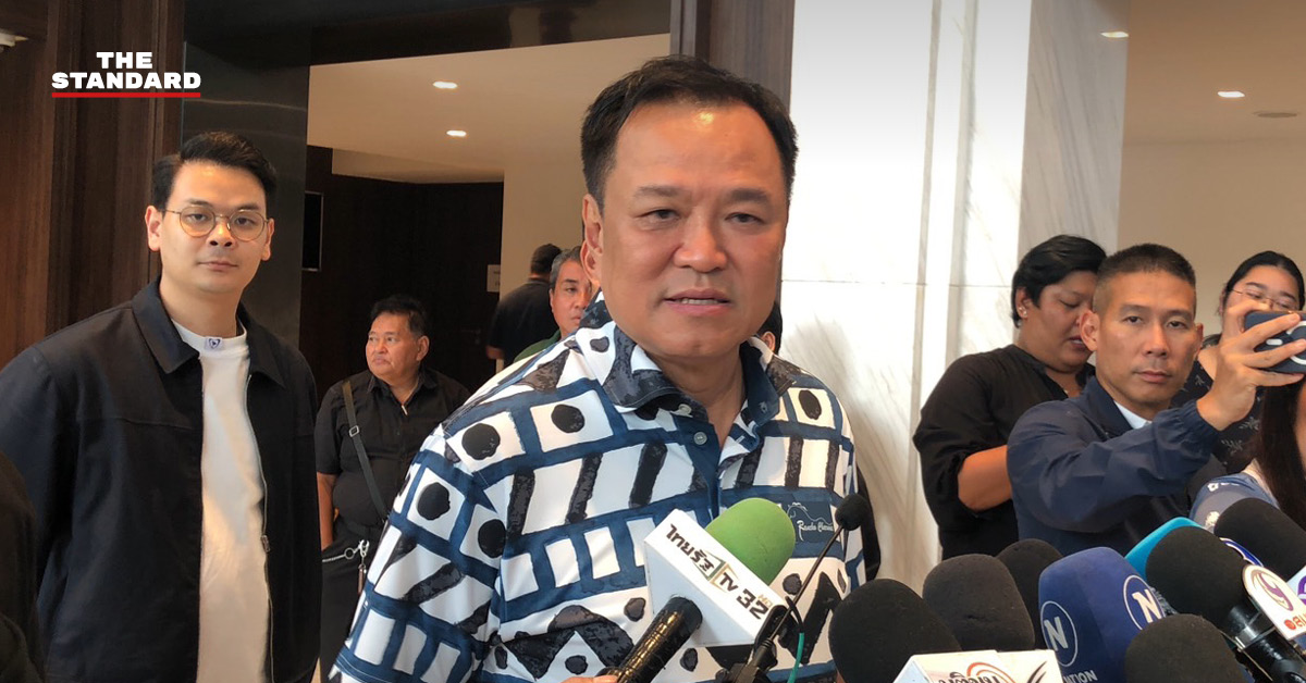 อนุทิน ชาญวีรกูล ให้สัมภาษณ์สื่อมวลชน