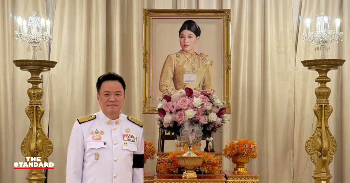 อนุทิน ชาญวีรกูล รับแจกันดอกไม้พระราชทานจากผู้แทนพระองค์
