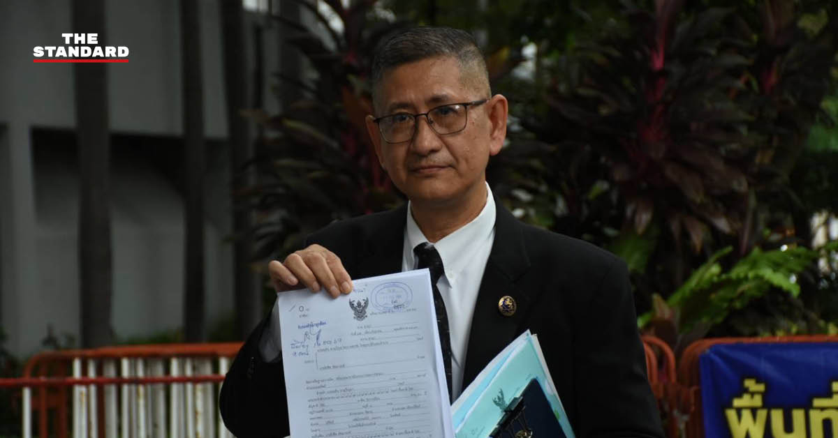 ทนายความผู้รับมอบอำนาจจากอนุทิน ชาญวีรกูล ยื่นฟ้องยิ่งชีพ อัชฌานนท์ ที่ศาลอาญา