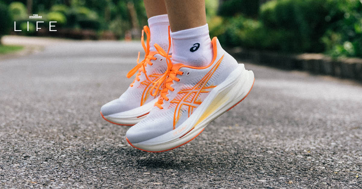 รองเท้าวิ่ง ASICS SONICBLAST 2 สีขาว-ส้ม วางอยู่บนพื้น