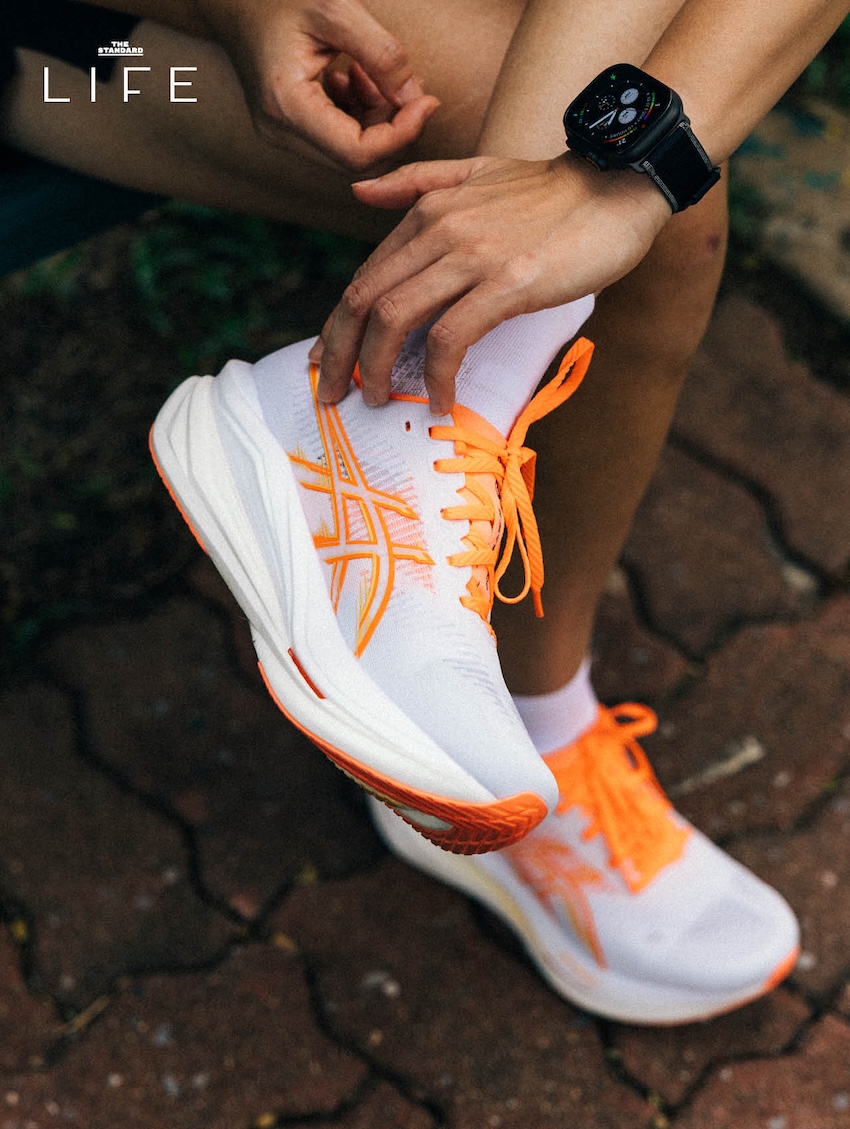 รองเท้าวิ่ง ASICS SONICBLAST 2 สีขาว-ส้ม วางอยู่บนพื้น 2