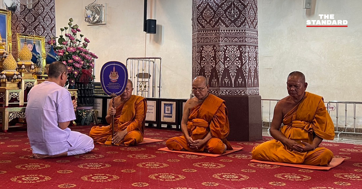 อดีตหลวงพ่ออติโชติในชุดฆราวาสสีขาว หลังลาสิกขา