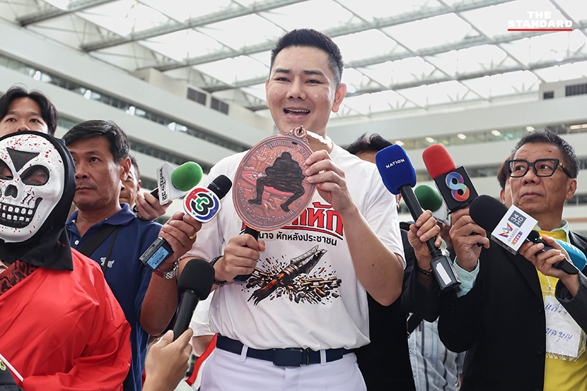 ทนายอั๋น บุรีรัมย์ นำกลุ่มคนแต่งกายชุดขาวทำพิธีหน้าสำนักงาน กกต. พร้อมห้อยพระเครื่องขนาดใหญ่ 2