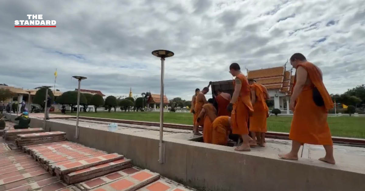 ภาพเจ้าหน้าที่กำลังติดตั้งแนวบังเกอร์ป้องกันน้ำท่วมบริเวณวัดกษัตราธิราชวรวิหาร จังหวัดพระนครศรีอยุธยา