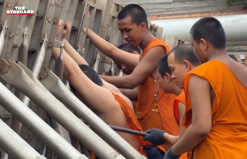 ภาพเจ้าหน้าที่กำลังติดตั้งแนวบังเกอร์ป้องกันน้ำท่วมบริเวณวัดกษัตราธิราชวรวิหาร จังหวัดพระนครศรีอยุธยา 2