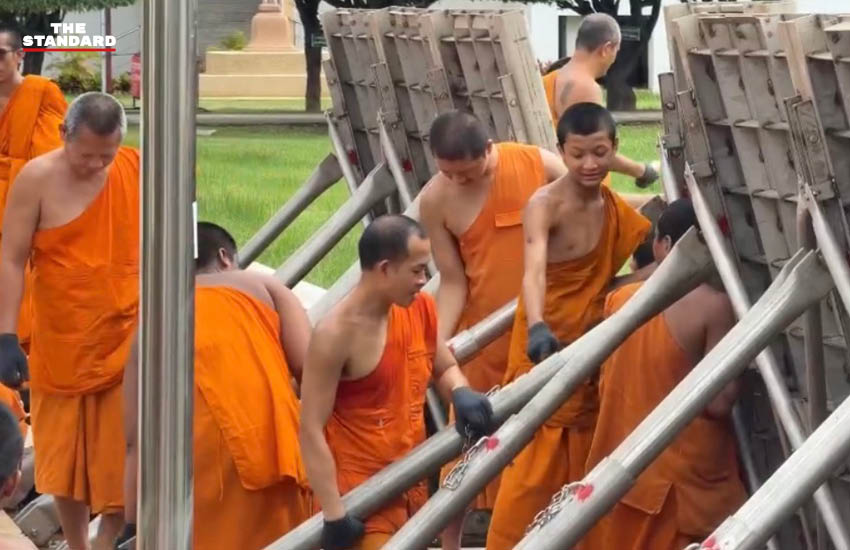 ภาพเจ้าหน้าที่กำลังติดตั้งแนวบังเกอร์ป้องกันน้ำท่วมบริเวณวัดกษัตราธิราชวรวิหาร จังหวัดพระนครศรีอยุธยา 3