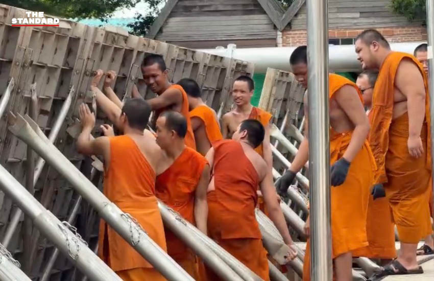 ภาพเจ้าหน้าที่กำลังติดตั้งแนวบังเกอร์ป้องกันน้ำท่วมบริเวณวัดกษัตราธิราชวรวิหาร จังหวัดพระนครศรีอยุธยา 5