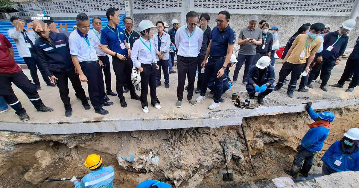 เจ้าหน้าที่กลุ่มบริษัทบางจากและกรุงเทพมหานครตรวจสอบท่อส่งน้ำมันบริเวณถนนเชื้อเพลิง