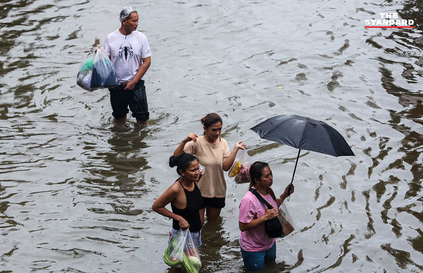 ภาพประชาชนเดินลุยน้ำท่วมสูงในชุมชนบางกะปิ ถนนและบ้านเรือนถูกน้ำท่วมขัง 10