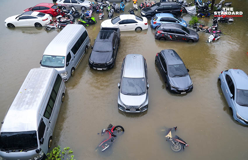 ภาพประชาชนเดินลุยน้ำท่วมสูงในชุมชนบางกะปิ ถนนและบ้านเรือนถูกน้ำท่วมขัง 11