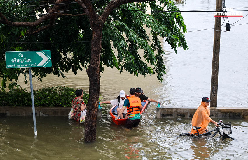 ภาพประชาชนเดินลุยน้ำท่วมสูงในชุมชนบางกะปิ ถนนและบ้านเรือนถูกน้ำท่วมขัง 12