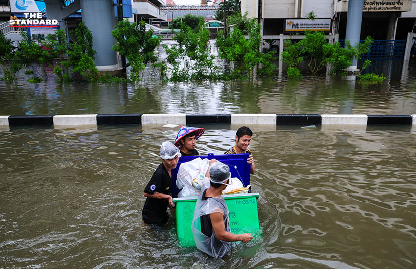 ภาพประชาชนเดินลุยน้ำท่วมสูงในชุมชนบางกะปิ ถนนและบ้านเรือนถูกน้ำท่วมขัง 14
