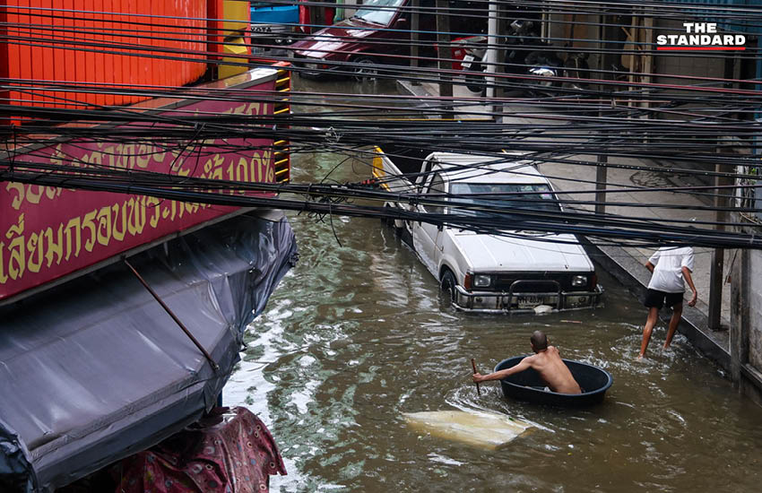 ภาพประชาชนเดินลุยน้ำท่วมสูงในชุมชนบางกะปิ ถนนและบ้านเรือนถูกน้ำท่วมขัง 16