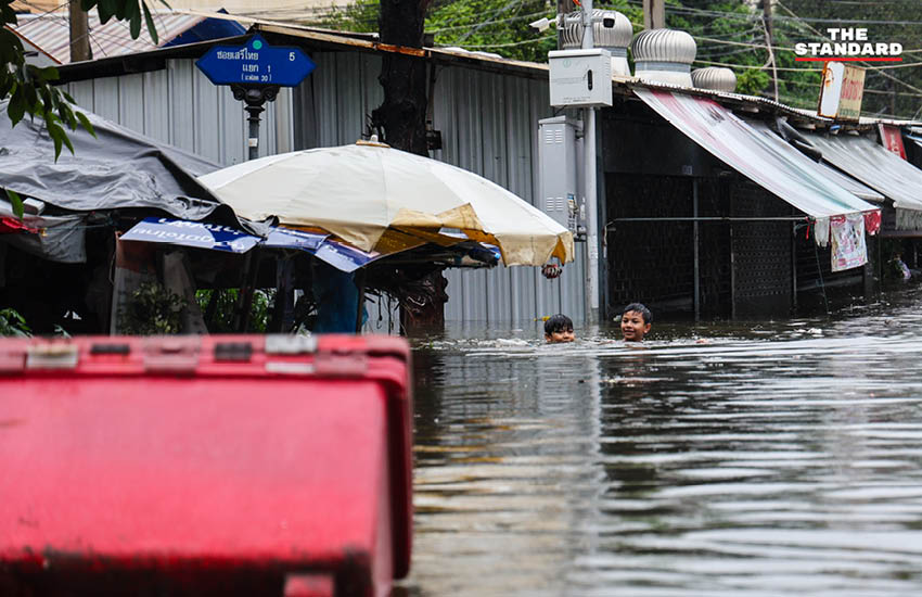 ภาพประชาชนเดินลุยน้ำท่วมสูงในชุมชนบางกะปิ ถนนและบ้านเรือนถูกน้ำท่วมขัง 17