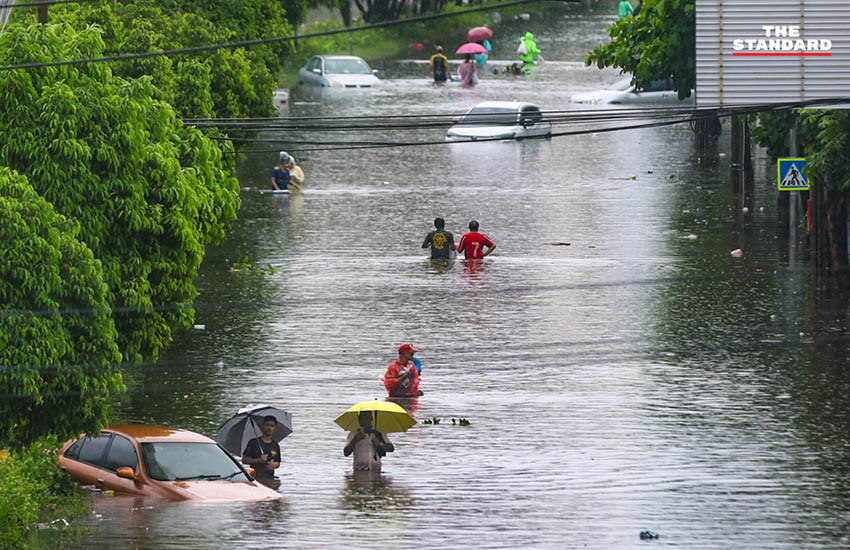ภาพประชาชนเดินลุยน้ำท่วมสูงในชุมชนบางกะปิ ถนนและบ้านเรือนถูกน้ำท่วมขัง 18