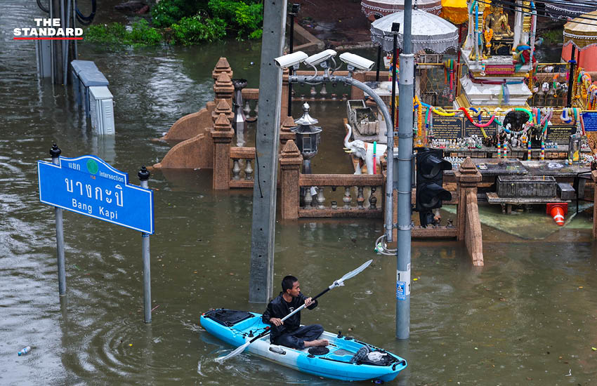 ภาพประชาชนเดินลุยน้ำท่วมสูงในชุมชนบางกะปิ ถนนและบ้านเรือนถูกน้ำท่วมขัง 19