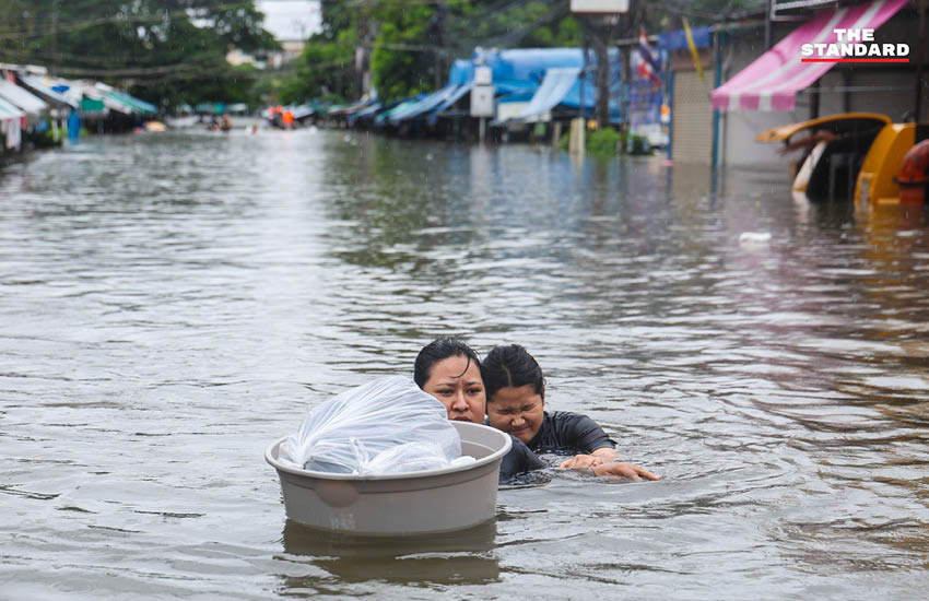 ภาพประชาชนเดินลุยน้ำท่วมสูงในชุมชนบางกะปิ ถนนและบ้านเรือนถูกน้ำท่วมขัง 2