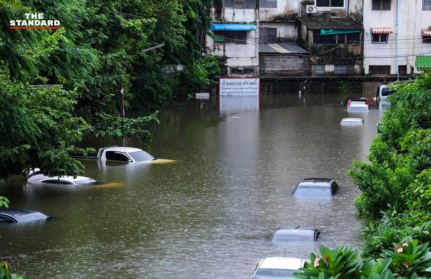 ภาพประชาชนเดินลุยน้ำท่วมสูงในชุมชนบางกะปิ ถนนและบ้านเรือนถูกน้ำท่วมขัง 4