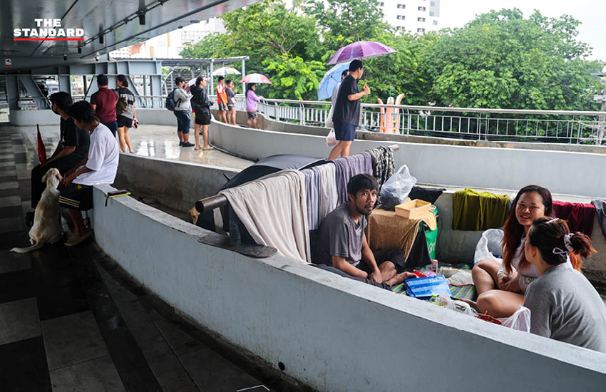 ภาพประชาชนเดินลุยน้ำท่วมสูงในชุมชนบางกะปิ ถนนและบ้านเรือนถูกน้ำท่วมขัง 5