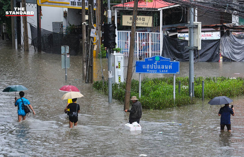 ภาพประชาชนเดินลุยน้ำท่วมสูงในชุมชนบางกะปิ ถนนและบ้านเรือนถูกน้ำท่วมขัง 6