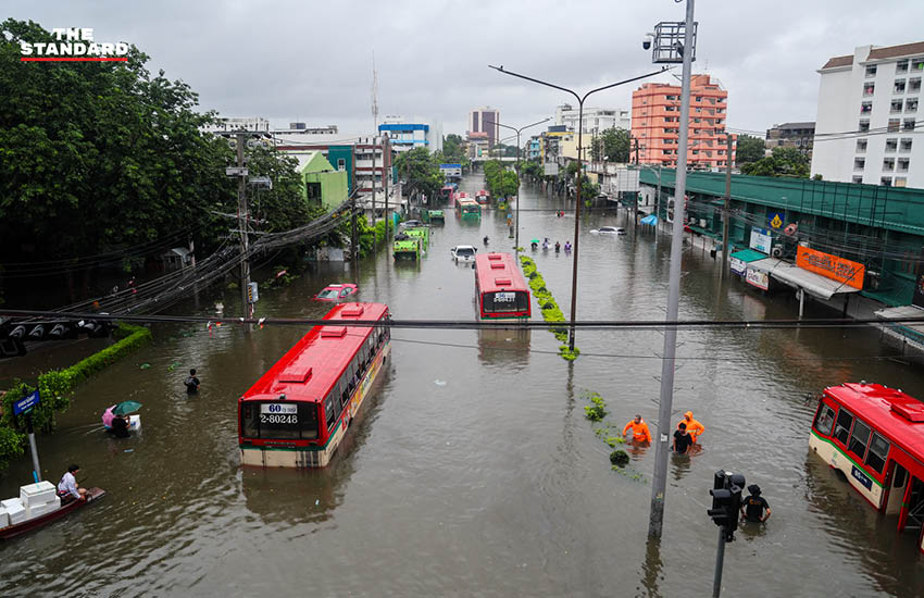 ภาพประชาชนเดินลุยน้ำท่วมสูงในชุมชนบางกะปิ ถนนและบ้านเรือนถูกน้ำท่วมขัง 7