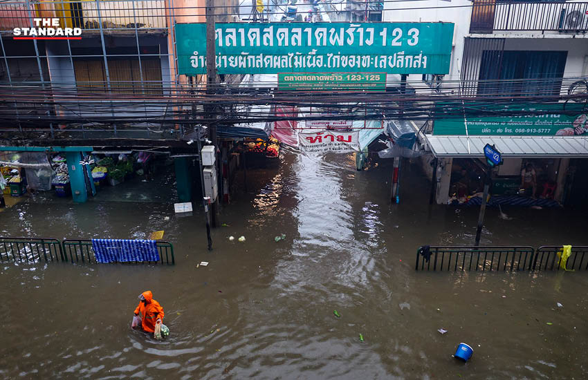 ภาพประชาชนเดินลุยน้ำท่วมสูงในชุมชนบางกะปิ ถนนและบ้านเรือนถูกน้ำท่วมขัง 8