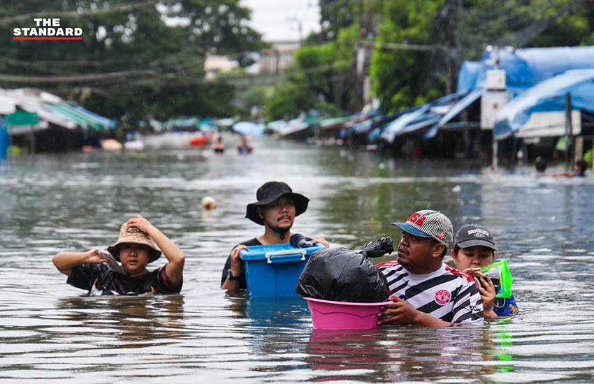 ภาพประชาชนเดินลุยน้ำท่วมสูงในชุมชนบางกะปิ ถนนและบ้านเรือนถูกน้ำท่วมขัง 9