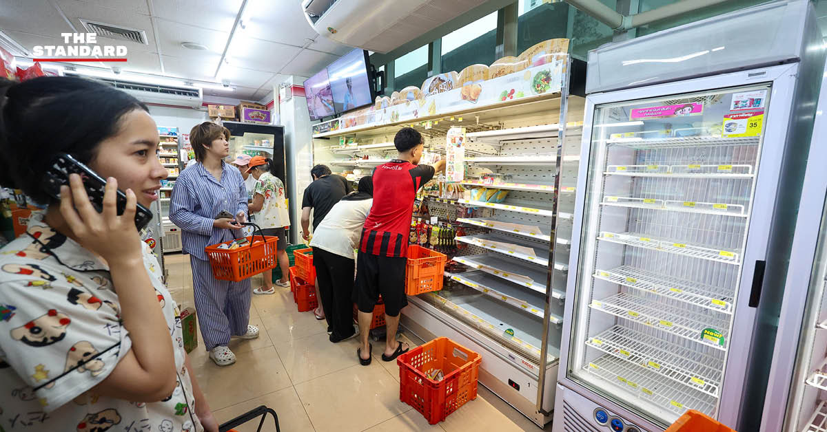 ประชาชนกำลังเลือกซื้อสินค้าในร้านสะดวกซื้อ 7-Eleven ที่มีชั้นวางสินค้าบางส่วนว่างเปล่า