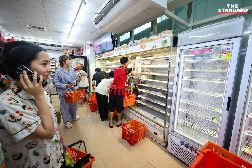 ประชาชนกำลังเลือกซื้อสินค้าในร้านสะดวกซื้อ 7-Eleven ที่มีชั้นวางสินค้าบางส่วนว่างเปล่า 1