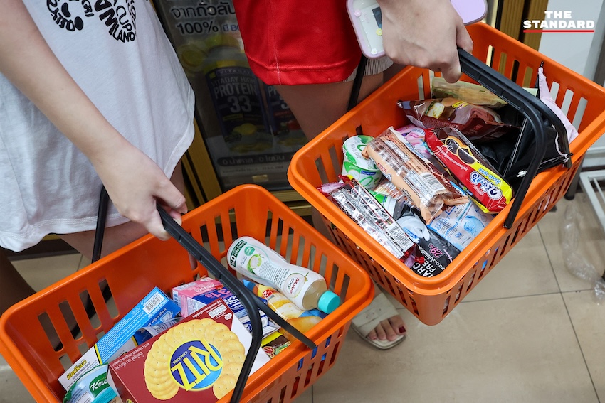 ประชาชนกำลังเลือกซื้อสินค้าในร้านสะดวกซื้อ 7-Eleven ที่มีชั้นวางสินค้าบางส่วนว่างเปล่า 2