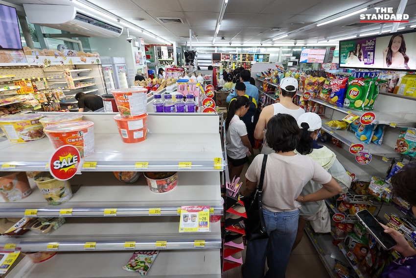 ประชาชนกำลังเลือกซื้อสินค้าในร้านสะดวกซื้อ 7-Eleven ที่มีชั้นวางสินค้าบางส่วนว่างเปล่า 3