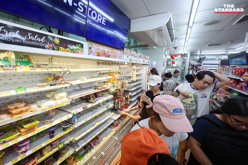 ประชาชนกำลังเลือกซื้อสินค้าในร้านสะดวกซื้อ 7-Eleven ที่มีชั้นวางสินค้าบางส่วนว่างเปล่า 5