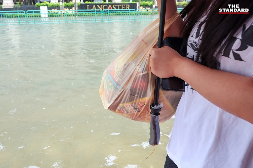 ประชาชนกำลังเลือกซื้อสินค้าในร้านสะดวกซื้อ 7-Eleven ที่มีชั้นวางสินค้าบางส่วนว่างเปล่า 6