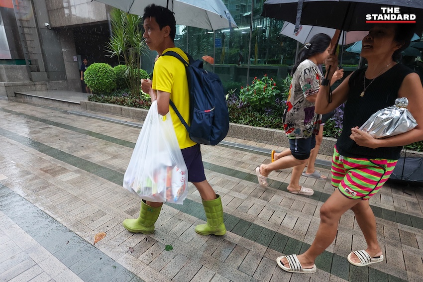 ประชาชนกำลังเลือกซื้อสินค้าในร้านสะดวกซื้อ 7-Eleven ที่มีชั้นวางสินค้าบางส่วนว่างเปล่า 7