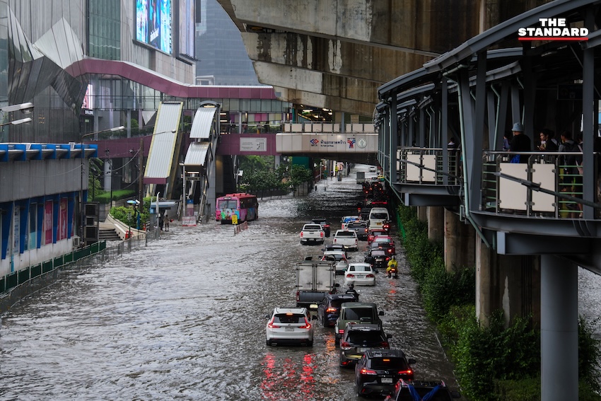 ภาพน้ำท่วมห้าแยกลาดพร้าวหลังฝนตกหนักในกรุงเทพฯ 1
