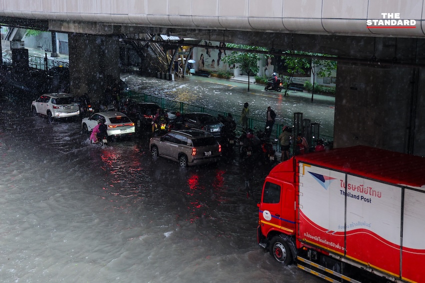 ภาพน้ำท่วมห้าแยกลาดพร้าวหลังฝนตกหนักในกรุงเทพฯ 10