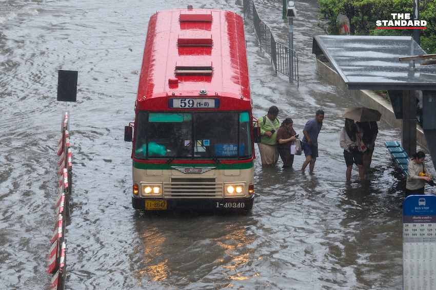 ภาพน้ำท่วมห้าแยกลาดพร้าวหลังฝนตกหนักในกรุงเทพฯ 2