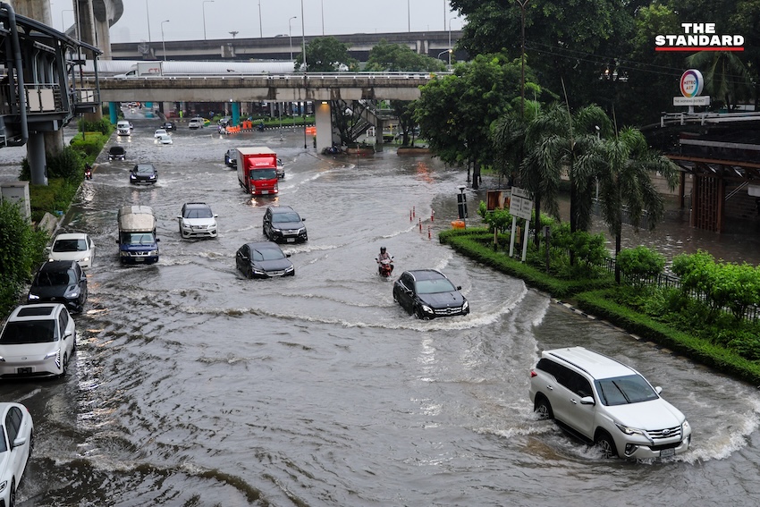 ภาพน้ำท่วมห้าแยกลาดพร้าวหลังฝนตกหนักในกรุงเทพฯ 3