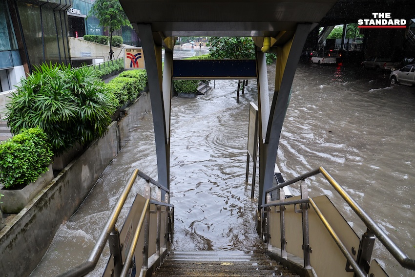 ภาพน้ำท่วมห้าแยกลาดพร้าวหลังฝนตกหนักในกรุงเทพฯ 4