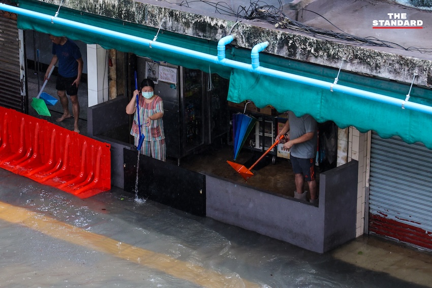 ภาพน้ำท่วมห้าแยกลาดพร้าวหลังฝนตกหนักในกรุงเทพฯ 5
