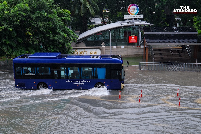 ภาพน้ำท่วมห้าแยกลาดพร้าวหลังฝนตกหนักในกรุงเทพฯ 6