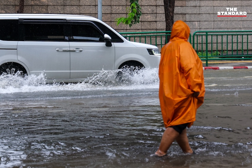 ภาพน้ำท่วมห้าแยกลาดพร้าวหลังฝนตกหนักในกรุงเทพฯ 7