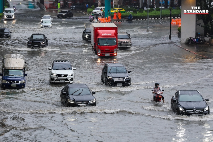 ภาพน้ำท่วมห้าแยกลาดพร้าวหลังฝนตกหนักในกรุงเทพฯ 8