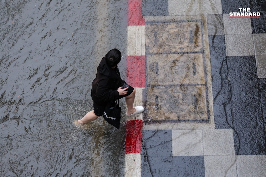 ภาพน้ำท่วมห้าแยกลาดพร้าวหลังฝนตกหนักในกรุงเทพฯ 9
