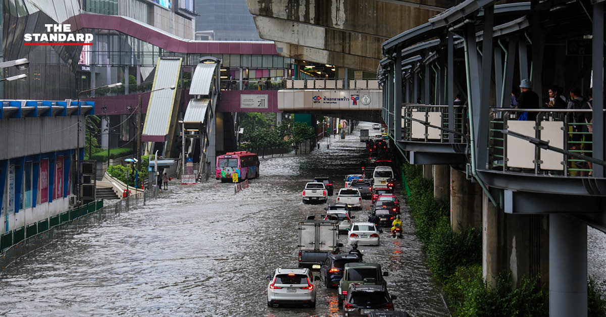 ภาพน้ำท่วมห้าแยกลาดพร้าวหลังฝนตกหนักในกรุงเทพฯ