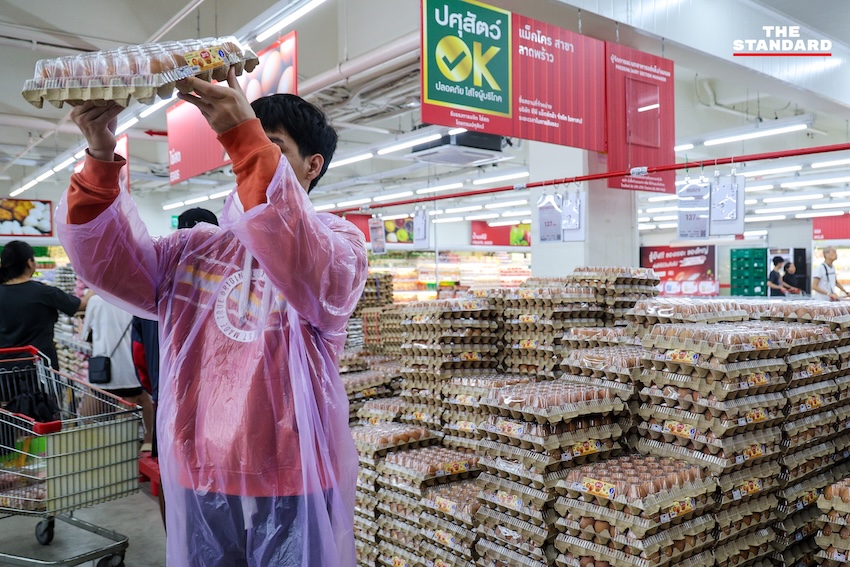 ประชาชนจำนวนมากกำลังเลือกซื้อสินค้าอุปโภคบริโภคภายในแม็คโคร สาขาบางกะปิ ท่ามกลางสถานการณ์ฝนตกหนักและน้ำท่วม 10