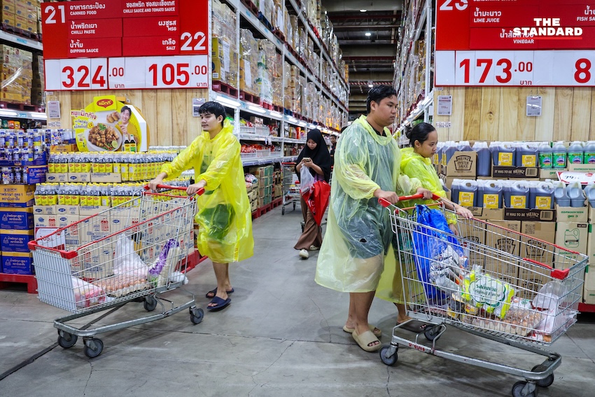 ประชาชนจำนวนมากกำลังเลือกซื้อสินค้าอุปโภคบริโภคภายในแม็คโคร สาขาบางกะปิ ท่ามกลางสถานการณ์ฝนตกหนักและน้ำท่วม 11